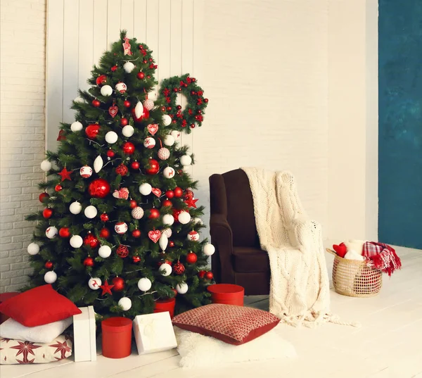 Árvore de Natal iluminada com presentes embaixo na sala de estar — Fotografia de Stock