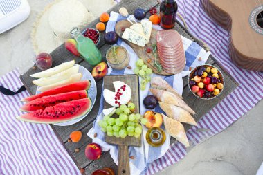 Boho tarzında gün batımında sahilde piknik