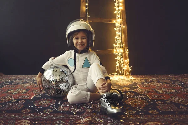 宇宙飛行士未来の子供の女の子とともに白いフル丈の制服と — ストック写真