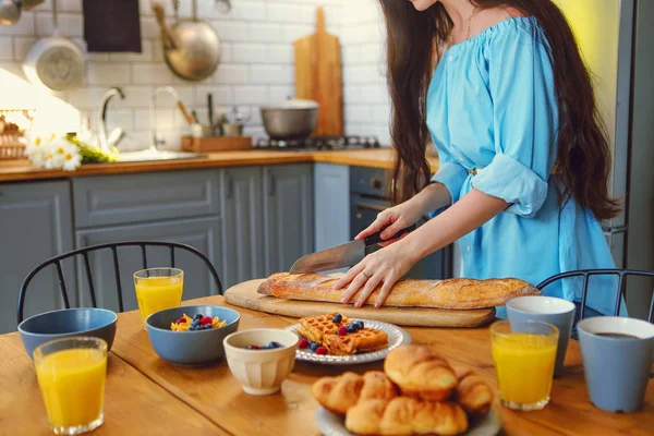 Mujer morena joven preparando desayuno saludable — Foto de Stock