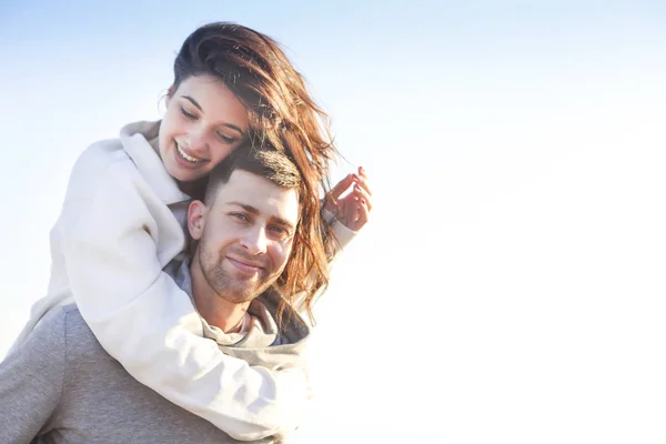 Romantikus pár öltözött hangulatos pulóver együtt — Stock Fotó