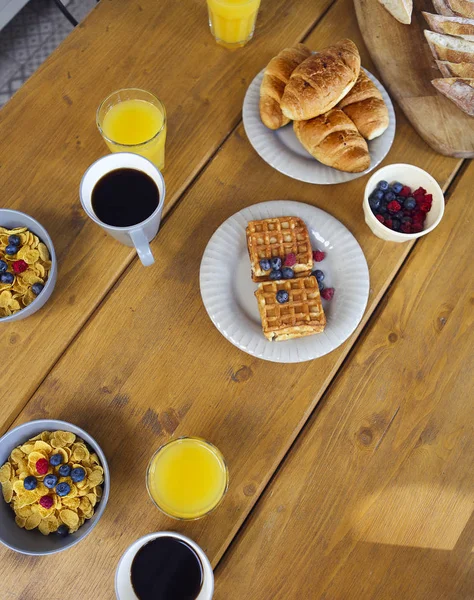 Ontbijt op de houten tafel — Stockfoto