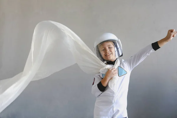 Astronauta futurystyczny dzieciak dziewczyna z białym mundurem pełnej długości i — Zdjęcie stockowe