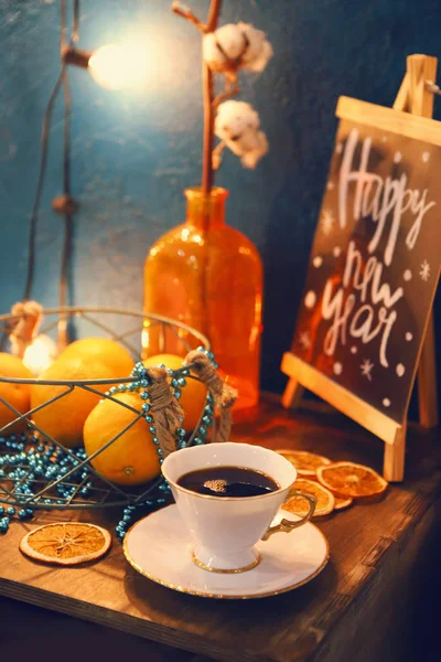 Kerst achtergrond. Reinig blanco, koffie, kerstversiering — Stockfoto