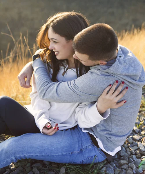 Романтична пара одягнена в затишні светри разом — стокове фото
