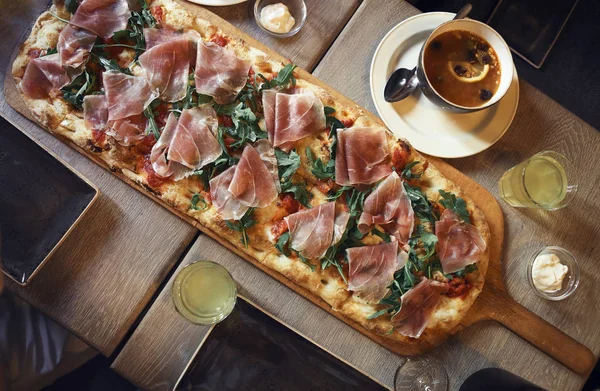 Italienische große Pizza, von oben gesehen — Stockfoto