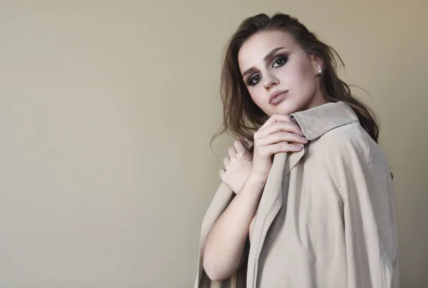 Bella giovane modella indossando un trench — Foto Stock