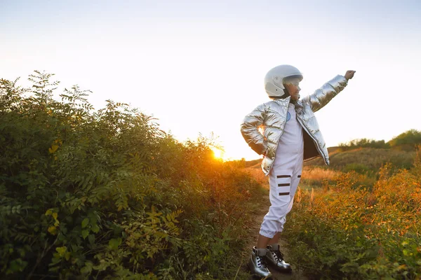 Astronaut futuristische kid meisje met witte volledige lengte uniform en — Stockfoto