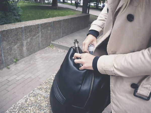 Blondes Mädchen im beigen Trenchcoat dampft Frucht E-Flüssigkeit mit sehr — Stockfoto