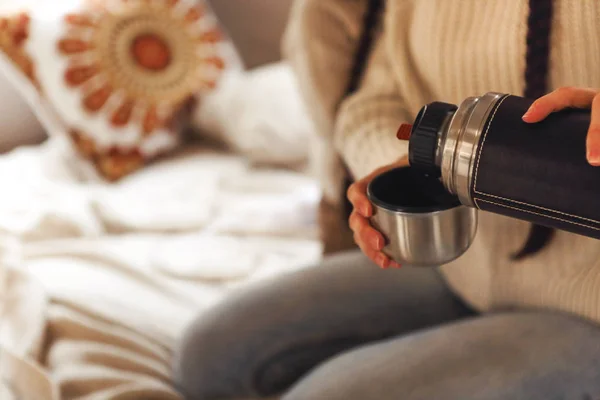 Ženské ruce nalévání čaje nebo kávy z termosky do šálku v traile — Stock fotografie