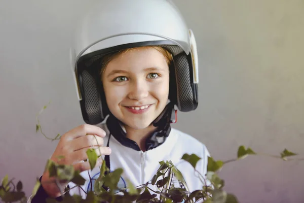 Astronauta menina criança futurista vestindo uniforme branco e capacete — Fotografia de Stock