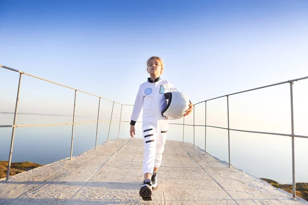 Astronaut futuristische kid meisje met witte volledige lengte uniform en — Stockfoto