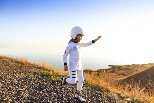 Astronaut futuristische kid meisje met witte volledige lengte uniform en — Stockfoto