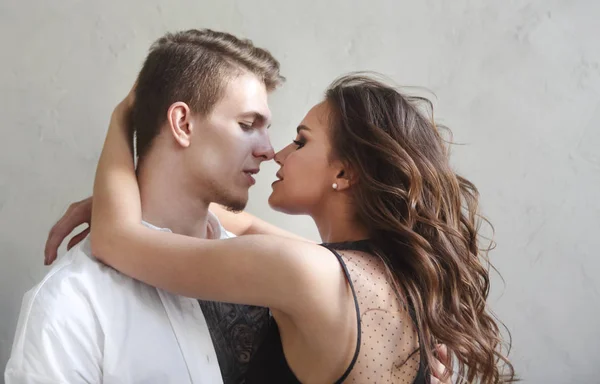 Tätowierte stilvolle Kerl umarmt seine schöne Freundin — Stockfoto