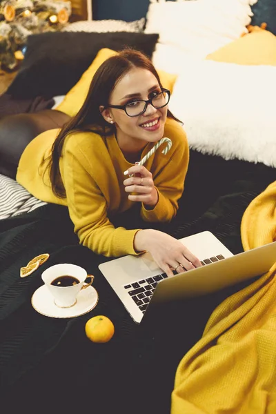 Piękna młoda kobieta zakupy online na laptopie w przytulny Christma — Zdjęcie stockowe