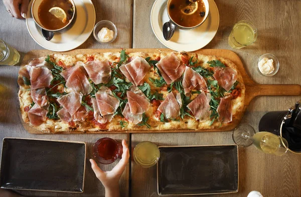 Italienische große Pizza, von oben gesehen — Stockfoto