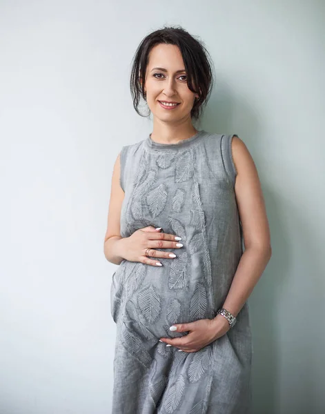 Donna incinta che tocca il ventre con le mani — Foto Stock