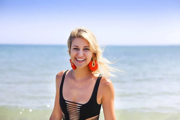 Yaz plajında siyah mayo giyen kadın. — Stok fotoğraf