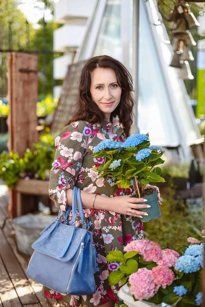 Femme faisant des emplettes pour des fleurs dans le centre de jardin variation de plantes — Photo