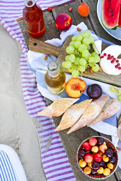 Picnic sulla spiaggia al tramonto in stile boho — Foto Stock