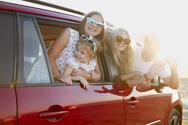 Happy smiling family with daughters in the car with sea backgrou — Stock Photo, Image