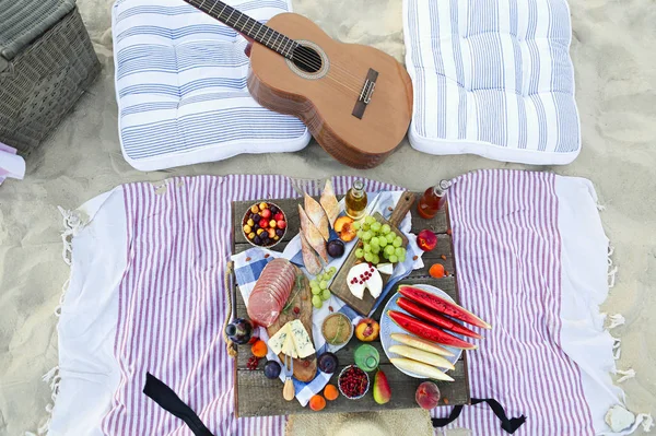 Picknick på stranden vid solnedgången i stil med boho — Stockfoto