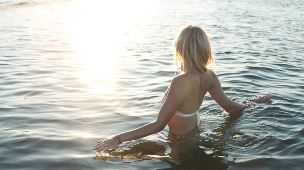 Beautiful young blond girl relaxing on a beach of tropical ocean — Stock Photo, Image