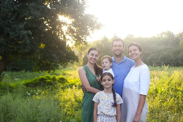 Föräldrar med barn på landet utomhus — Stockfoto