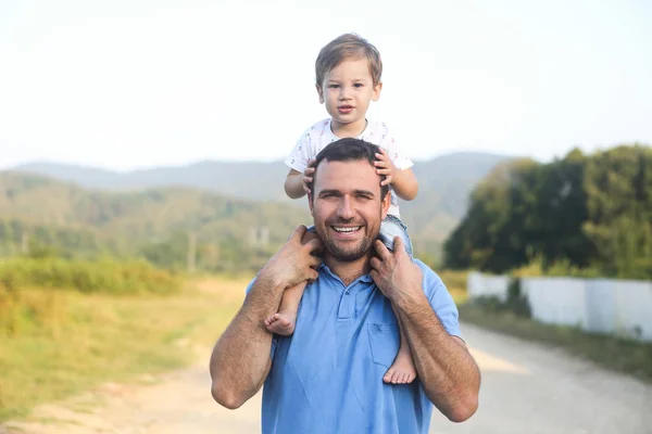 Portret van een jonge man die een schattige slapende baby in zijn hand houdt — Stockfoto