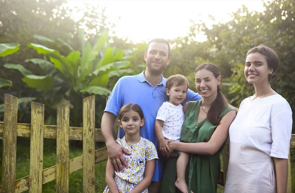 Parents avec enfants à la campagne à l'extérieur — Photo