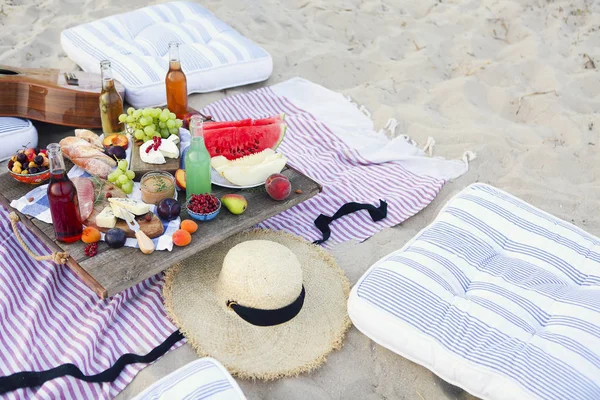 Piknik na plaży o zachodzie słońca w stylu boho — Zdjęcie stockowe