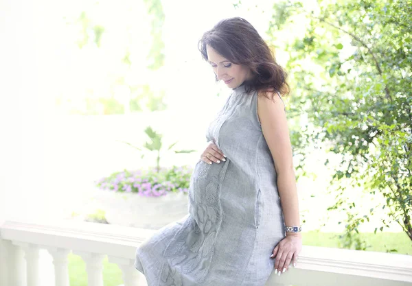 Retrato de la hermosa mujer embarazada —  Fotos de Stock