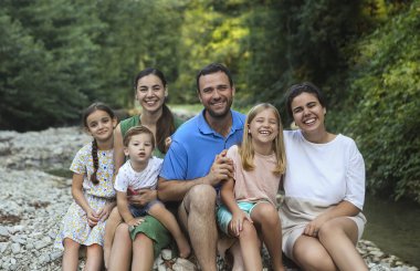 Dışarıda çocuklu ebeveynler var. 