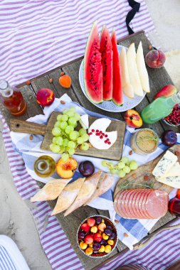 Boho tarzında gün batımında sahilde piknik