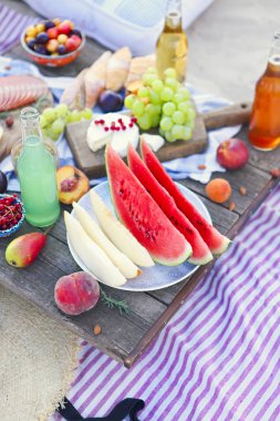 Boho tarzında gün batımında sahilde piknik