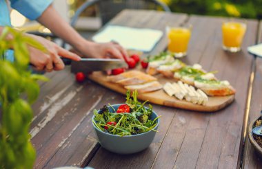 Bahçede evde yemek pişiren genç kadın