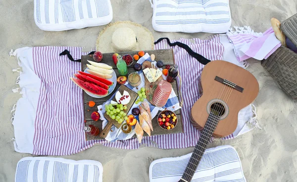 Picnic sulla spiaggia al tramonto in stile boho — Foto Stock