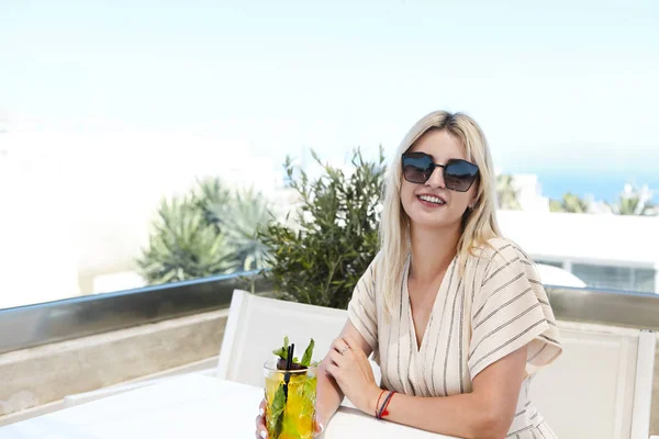 Mooie vrouw met een glas passievrucht cocktail — Stockfoto