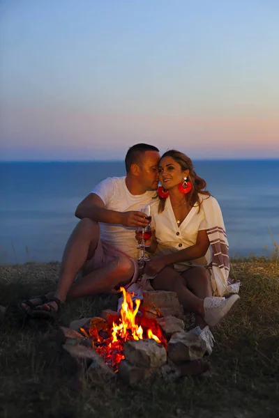 Vackra par förälskade på stranden på natten — Stockfoto