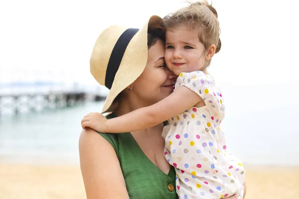 Mãe e bebê filha na praia — Fotografia de Stock