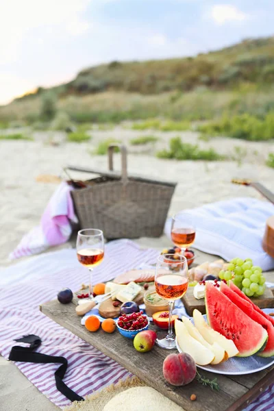 Piknik na plaży o zachodzie słońca w stylu boho — Zdjęcie stockowe
