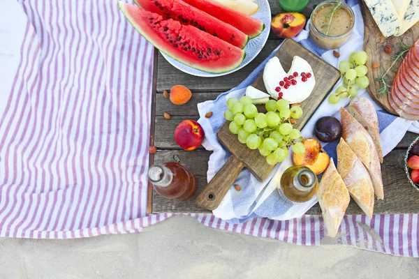 Picknick am Strand bei Sonnenuntergang im Boho-Stil — Stockfoto