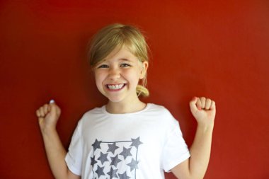 Kırmızı arka planda oldukça emothional çocuk. Kopya alanı, dayligh