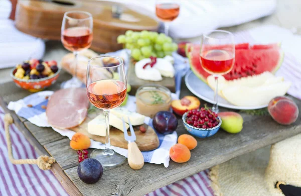 Picknick am Strand bei Sonnenuntergang im Boho-Stil — Stockfoto