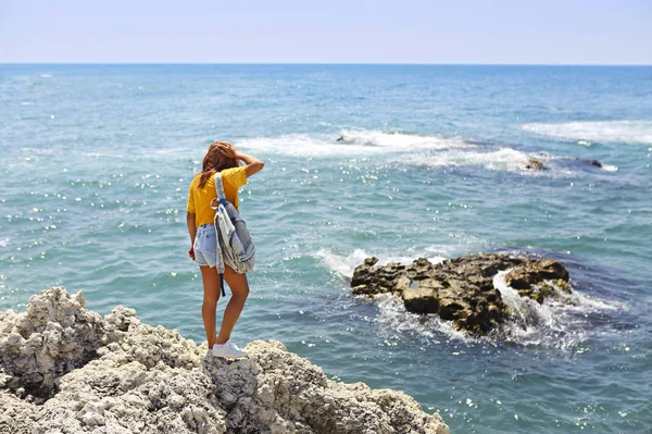 Busto de turismo femenino con mochila con gafas de sol y s — Foto de Stock