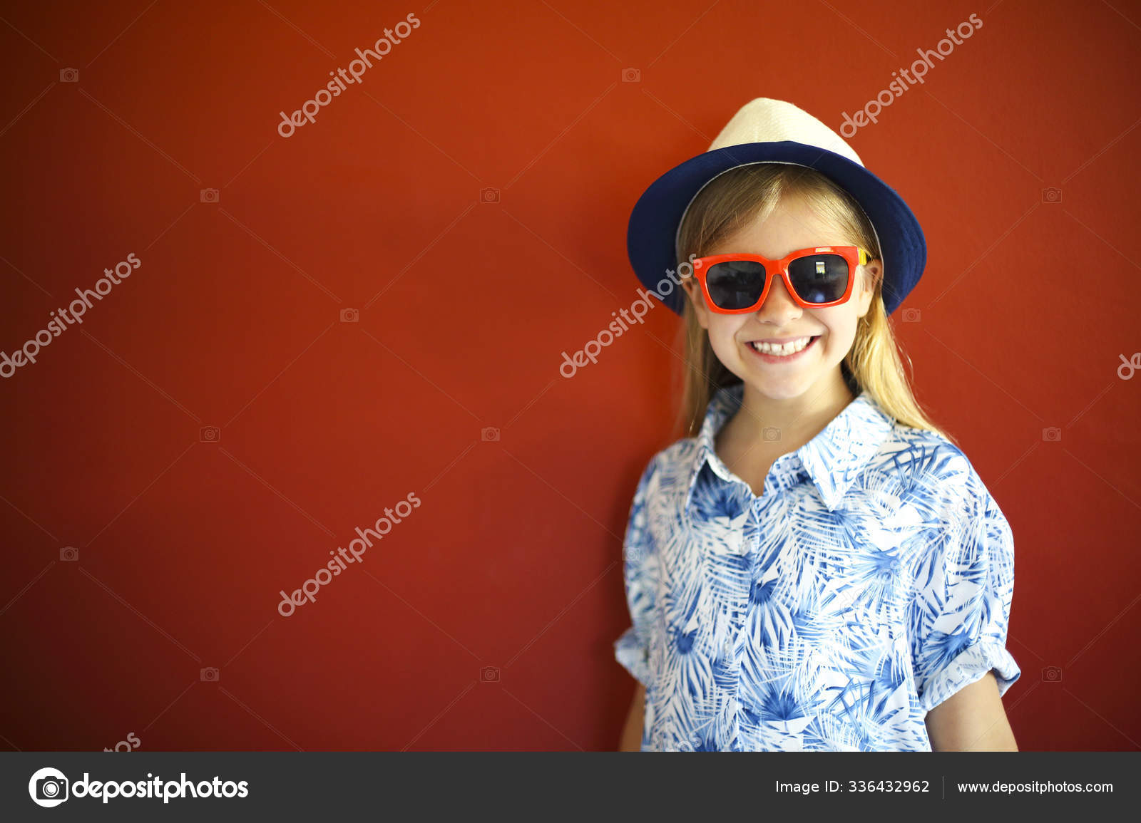 かわいい絵文字の子供は赤いバックグに帽子とサングラスを着用 ストック写真 C Dasha11
