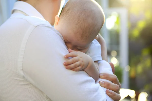 Retrato de jovem segurando adorável bebê adorável em sua mão — Fotografia de Stock