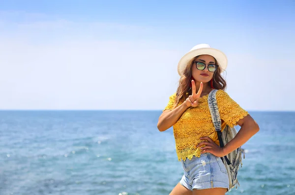 Donna turista vagabondo con zaino indossando occhiali da sole e s — Foto Stock