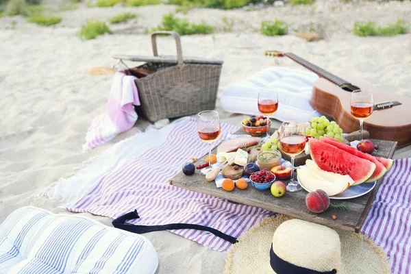 Picnic sulla spiaggia al tramonto in stile boho — Foto Stock