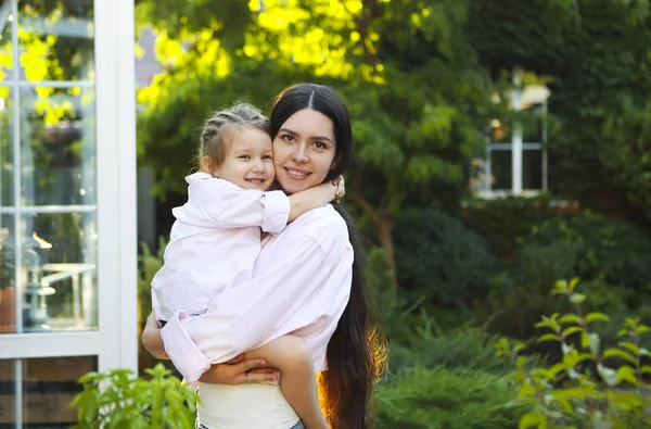 Moeder met dochter in tuin — Stockfoto